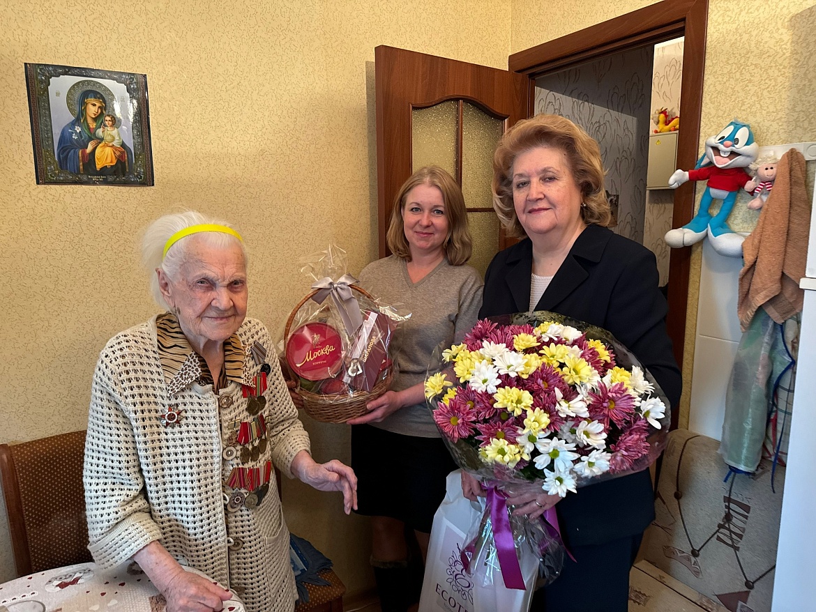 Поздравили со 100-летним юбилеем жительницу Обручевского района