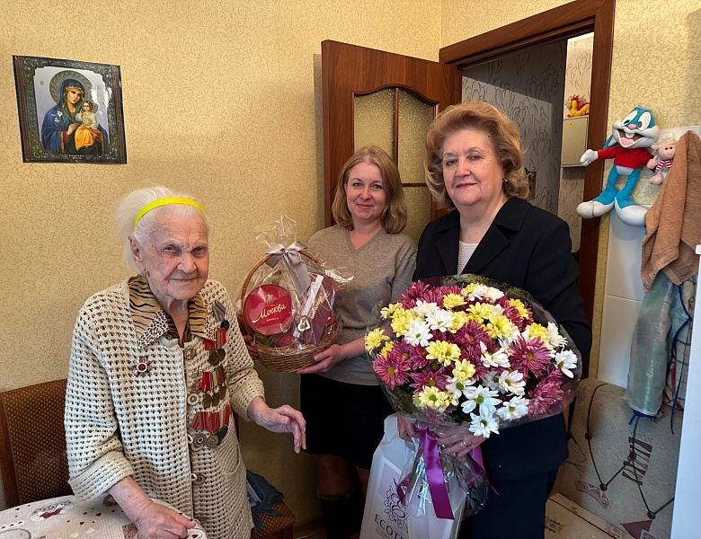 Поздравили со 100-летним юбилеем жительницу Обручевского района