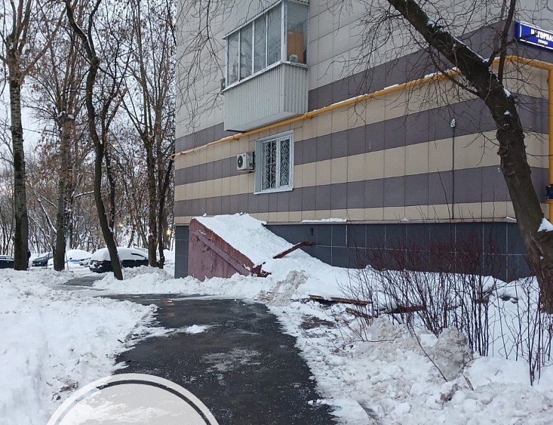 Жителям Котловки убрали снег во дворе после обращения в управу района